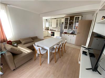 Apartament cu 3 camere, 68 mp, 2 bai, cu Parcare, zona Coresi